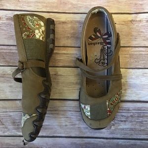 Sketchers Patchwork floral shoes 6.5